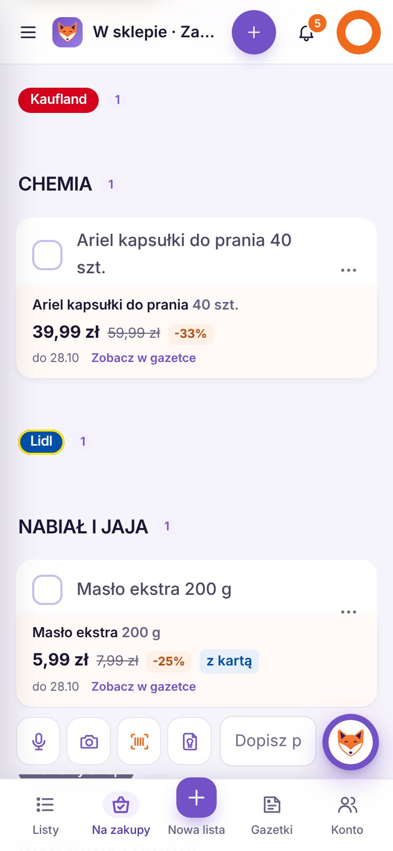 Tryb „W sklepie”: produkty pogrupowane według sieci i działów, z cenami promocyjnymi z gazetek i pasek szybkiego dodawania głosem, zdjęciem i skanerem.